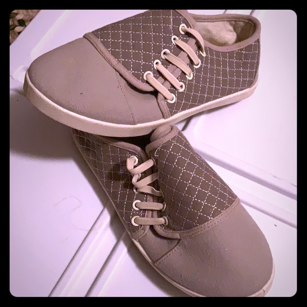 Never worn slip on shoes-size 6